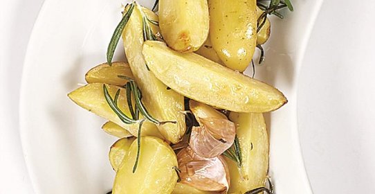 Картофель, запеченный с розмарином и чесноком