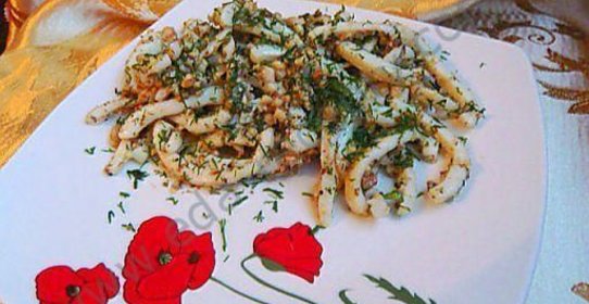 Салат из кальмаров с орехами