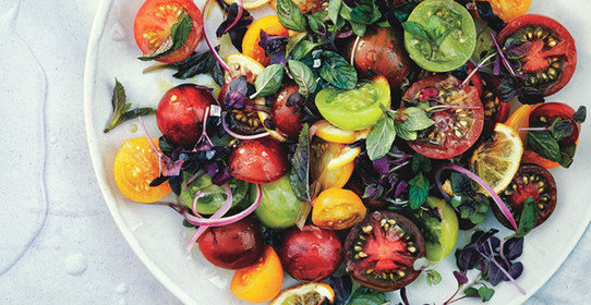 Салат с томатами, красным луком и лимонами