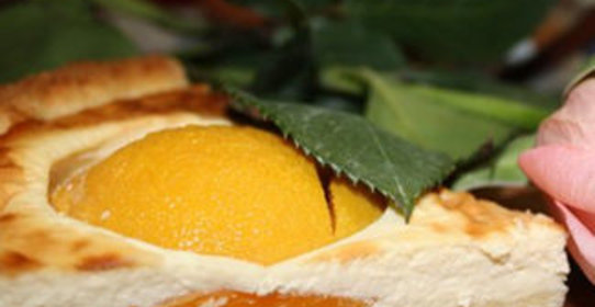 Творожный пирог с персиками