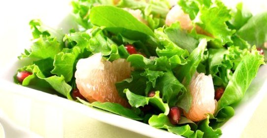 Латук с кресс-салатом, гранатом и жареным миндалем