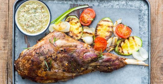 Пасхальный барашек с чесночно-ореховым соусом