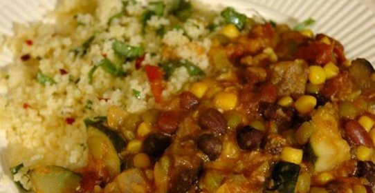 Салат из кус-кус, фасоли и кукурузы