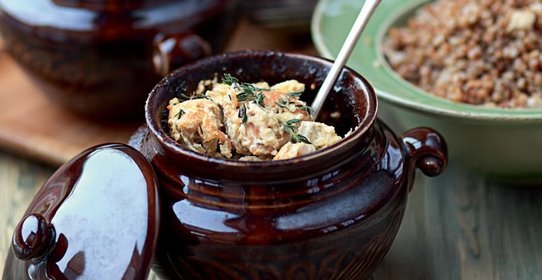 Цесарка в горшочках, томленная в сметане