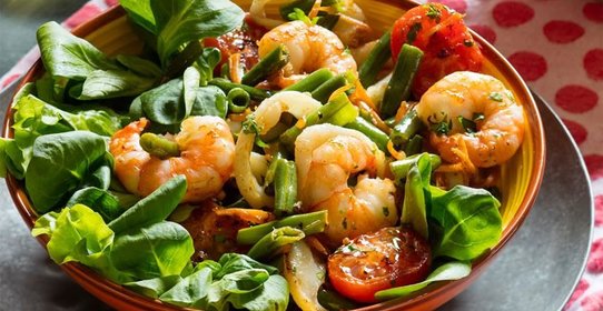 Салат с морепродуктами и фасолью