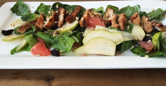 Салат из шпината с индейкой, грушей и грейпфрутом