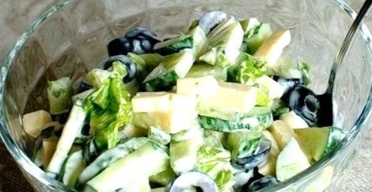 Огуречный салат с маслинами и сыром