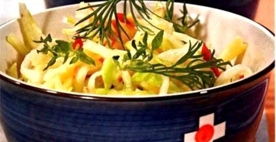 Капустный салат с яблоками