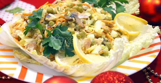 Салат из печени трески и помидоров