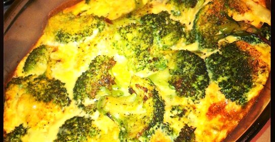 Брокколи, запеченная в духовке, с яйцами и травами