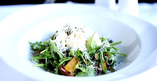 Салат с жареными лисичками