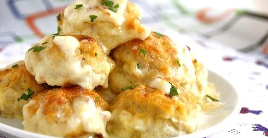 Нежные куриные шарики в сырно-сливочном соусе