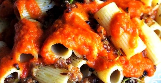 Ригатони со сладкой колбасой