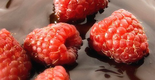 Горячий шоколад с малиной и взбитыми сливками