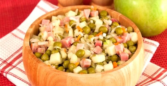 Салат с квашеной капустой, ветчиной и яблоком