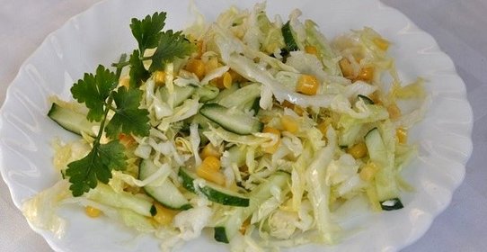 Простой салат с кукурузой консервированной