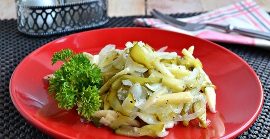 Салат из маринованных огурцов и яблок