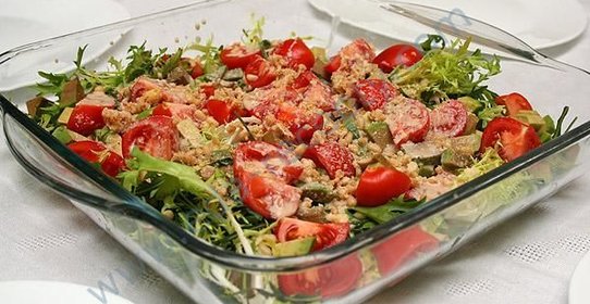 Салат с авокадо семгой и помидорами