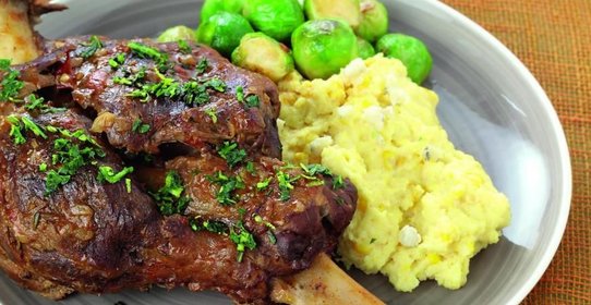 Тушеные бараньи голяшки с полентой и брюссельской капустой