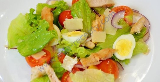 Салат с черри и перепелиными яйцами и курицей