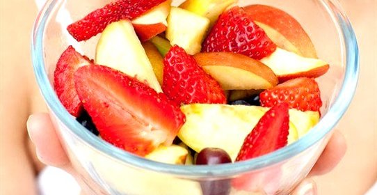 Салат из яблок с ягодами