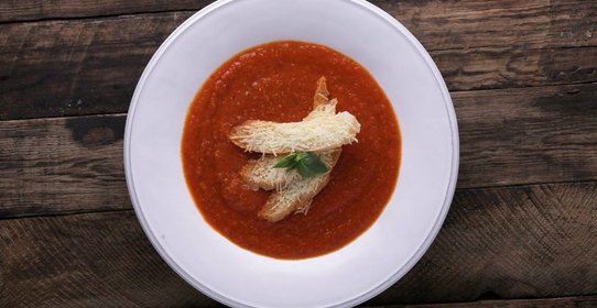 Крем-суп из печеных помидоров с теплым кусочком хлеба и пекорино