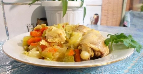 Тушеная капуста с кабачком и курицей