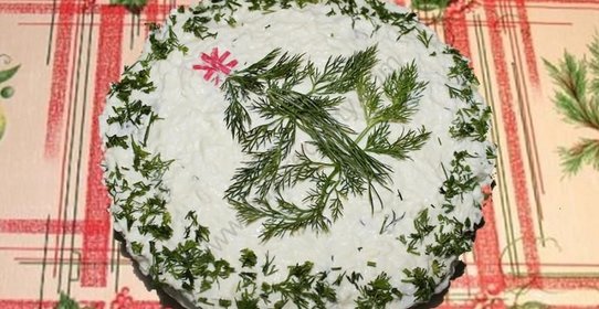 Салат На траве дрова с кириешками и колбасой