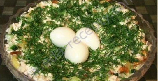 Салат гнездо глухаря с перепелиными яйцами и курицей