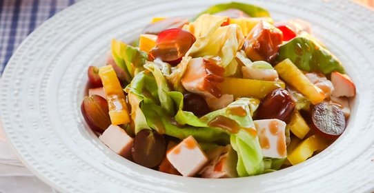 Салат с копченой курицей и виноградом