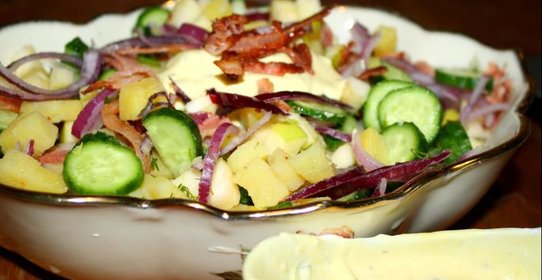 Салат с беконом и яблоком