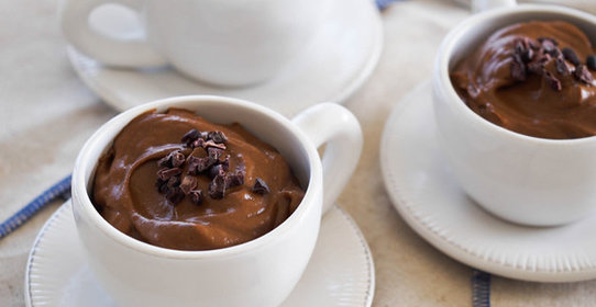 Шоколадный мусс с авокадо и финиками