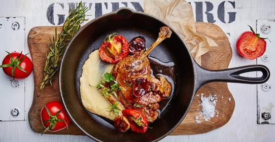 Утиная ножка с пюре из белой фасоли и яблочным соусом