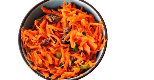 Морковный салат с мятой и изюмом