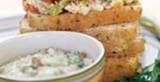 Сэндвич с куриным салатом и миндалем