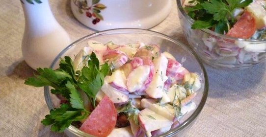 Салат из редиса и копченой колбаски