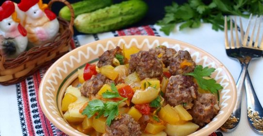 Фрикадельки с овощным соусом