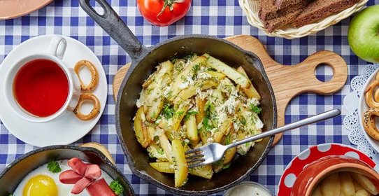 Болтунья с жареным картофелем и зеленью