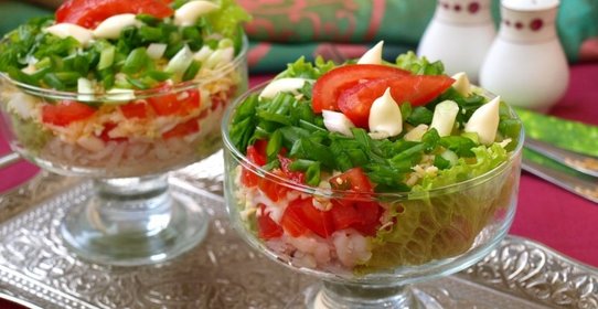 Салат с сардинами, яйцом и помидорами