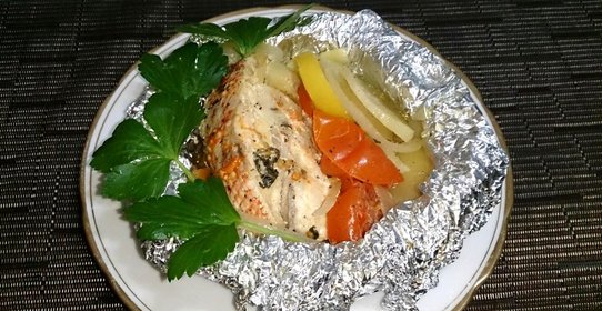Радужная форель на подушке из картофеля с овощами (в фольге)