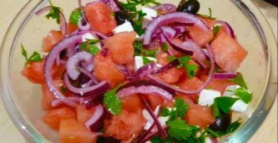 Салат с арбузом, фетой и маслинами