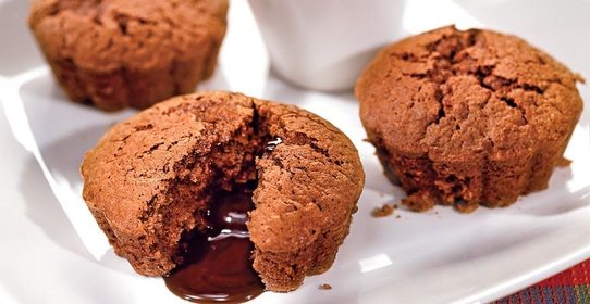 Шоколадные кексы с малиновым соусом