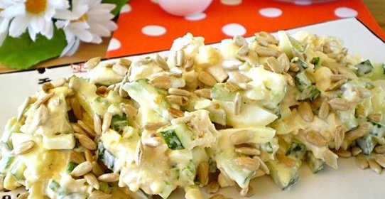 Салат с семечками и курицей