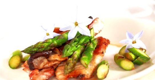 Салат из свинины, спаржи и грибов с винным соусом