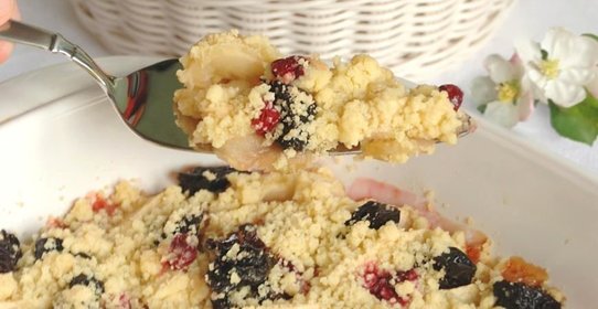 Яблочный крамбл с черносливом и клюквой