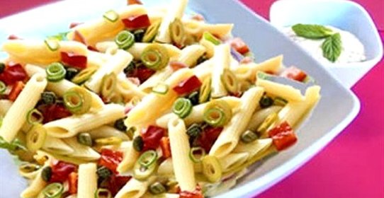 Салат из пасты с моцареллой и черри