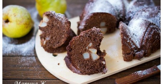 Шоколадная шарлотка с грушей в корице