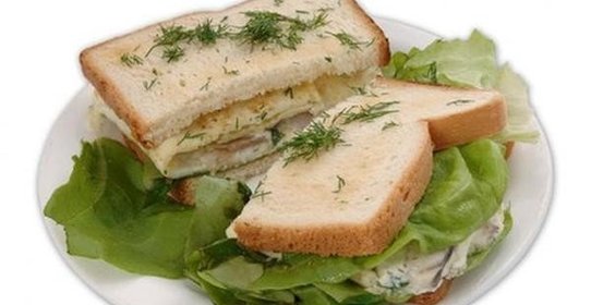 Сэндвич с омлетом из норвежской сельди