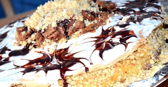 Меренговый торт с молочным кремом, карамелью и орешками