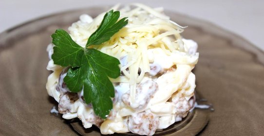 Салат с фасолью и сыром